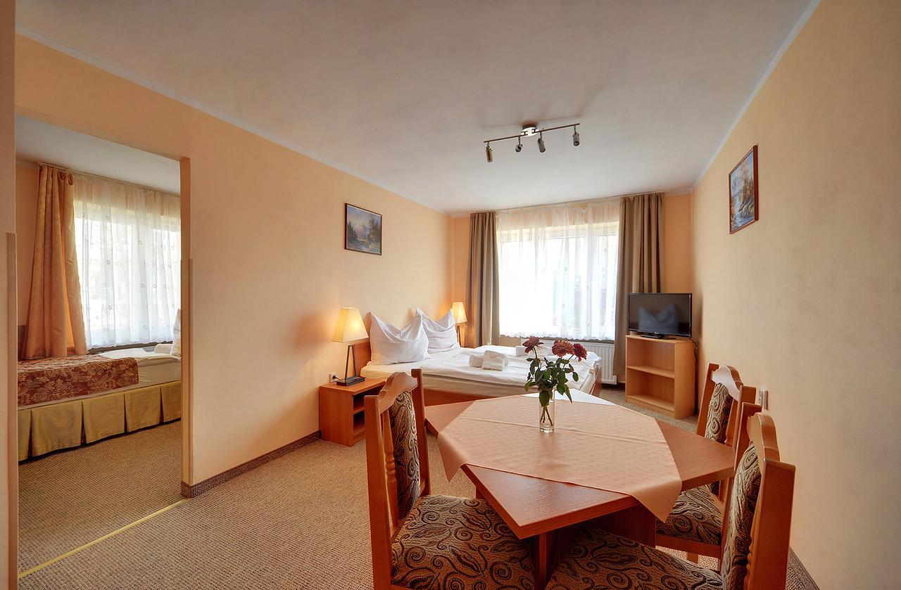 Large Family Room,645496743:JPEG